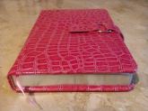 Caderno com fecho em imã e folhas prateadas na lateral